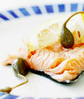 Laks med kapers, sitron og rosmarin: Dette er en av de beste og friskeste lakserettene jeg vet om.