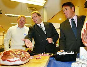 Gratisreklame: Den legendariske skinke-lanseringen i fjor da landbruksminister Sponheim stilte opp p� ICA p� Aker Brygge sammen med kj�pmann Stein Erik Hagen. Skinkeprodusent Vidar Heggbotten (t.v.) fikk tidenes gratisreklame. Foto: Ivar I. Myhre