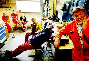 Lar seg ikke oppr�re: - Vi mannfolk er snart en utd�ende rase, humrer industrir�rleggerne i Hydro Produksjonspartner Grenland med en god porsjon selvironi. Fra h�yre, Svein Arne, Thor, Bjarne, Svein-�ge og Gunvald.