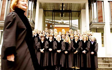 Kvinner med makt: Kvinner oppfordres til � s�ke dommerstillinger, men i framtida blir det kanskje kj�nnskvotering av menn. I dag er rundt 40 prosent av dommerne i Oslo tinghus kvinner. Foran tingrettsdommer Ingunn Aarbakke.  