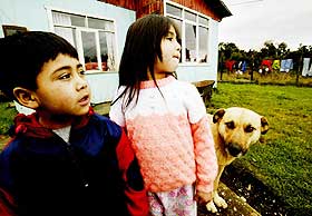 Uten pappa: Luis (4) og Karina del Carmen lever n� alene sammen med sin mor Nora, som overlever p� pengene Mainstream ga henne som erstatning. 