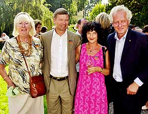 Popul�r: Anne Karin Elstad sammen med statsminister Kjell Magne Bondevik, Unni Lindell og forlagsdirkt�r William Nygaard i Aschehougs hageselskap i 2002. Foto: Scanpix