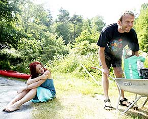 Arbeidsfordeling: Samboeren Terje L. Borg (46) murer. Bassisten golfer. Og han som eier hytta (popul�rt kalt godseieren), er p� fisketur. Unni liker best � gj�re ingenting p� ferie. 