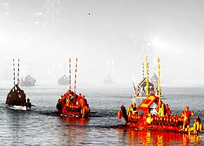 Oppvisning:  En prosesjon av femti b�ter, med 2000 menn i kunstferdige kostymer, glir sakte nedover Chao Phraya-elva i Bangkok. Foto: Scanpix