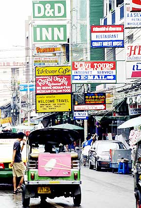 Hektisk: Trafikkproblemene gjorde det tidligere til et mareritt � forflytte seg i Bangkok. Med tunnelbane og nye �Skytrain� er problemet borte, selv om det enn� er hektisk i bygatene. Foto: Fredrik Naumann