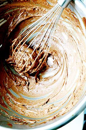 Sjokoladechantilly: F�rste gang du lager en slik mousse, vil du sikkert v�re litt nerv�s. Men slapp av, det er vanskelig � gj�re feil.
