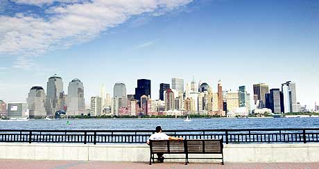 Manhattan skyline: En mann skuer ut over Manhattan fra Liberty State Park. Foto: Scanpix