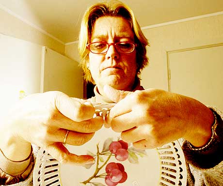 For mye jobb: - Det gjaldt � v�re best og sitte lengst mulig p� jobb. Det ble nesten ikke noe fritid, sier Anine Winther (47). Derfor sluttet hun som fondsmekler og startet for seg selv som porselensrestaurat�r.