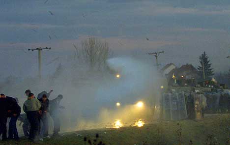 KASTER STEIN: Kosovoalbanere raser mot NATOs fredstyrke. Foto: AP Photo/Visar Kryeziu