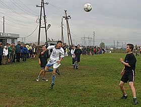 SNEK SEG UT: Norskarrangert fotballcup i 2002. Et albansk lag fra Drenica vant over serbiske Ugjljare i finalen 5 - 4. Opprinnelig skulle de ikke f� lov � v�re med. Rektoren p� skolen deres nektet dem da  transporten deres kom, fordi han h�rte det var en multietnisk turnering. Skuffet, men ikke knekket, ventet de til rektoren gikk hjem, s� hoppet de inn i en drosje og trosset han. De m�tte opp 10 minutter f�r starten av turneringen.Foto: Forsvaret