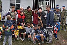 FRAMSKRITT: Norske KFOR-soldater arrangerer multietnisk fotballcup for barn. Foto: SCANPIX