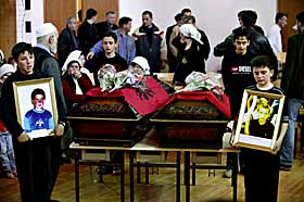 SLUTT: Etter at tre kosovo-albanske barn druknet i en elv forrige uke, falt lokket av trykkokeren i Kosovo. N� raser de etniske kampene med samme styrke som i 1999.Foto: Tore Bergsaker