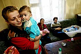 FLYKTER: Plementina, Kosovo 2004. Hjemme hos Ivana Shobot er det et yrende liv etter at hun tok i mot 12 flyktninger fra Obelic. F.v. Sanje Radic (17) med Srdjan (5 mnd.), Suzana Milutinovic (19) med Angela (1 mnd.) og Ivana ShobotFoto: Tore Bergsaker