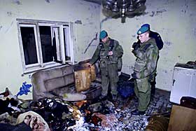 I BRANN: Da norske soldater kom til Kosovo i 1999, stod serbiske hus i brann. Flere serbere ble sl�tt ihjel i sine hjem, som senere ble p�tent og brent ned. Foto: Hans Arne Vedlog