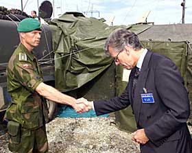 SVIKTET: Brigader Robert Mood (t.v.) hilser p� dav�rende OSSE-leder Knut Volleb�k. Mood mener det internasjonale samfunnet, med FN, EU, USA, og OSSE i spissen, har skuslet bort NATOs innsats i Kosovo. Foto: Scanpix
