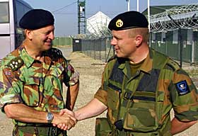 KRITISK: Oberst l�ytnant Iver Tokstad (t.h)ledet den siste norske bataljonen med eget ansvarsomr�de. Her i m�te med den britiske brigadesjefen Simon Mayall. Foto: Foto: Scanpix