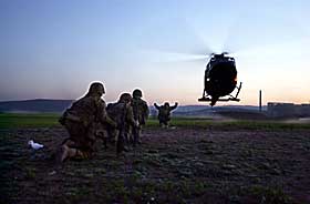 KOSTBART: Norge har brukt enorme ressurser p� tilstedeverelsen i Kosovo. Her hentes en nattpatrulje ved Obilic av et norsk helikopter h�sten 2001. Foto: Foto: CCT/Forsvaret