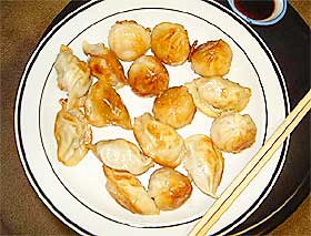NYDELIG KINESISK KINAMAT: Dumplings er nydelig, og maten de har i Wuhan er mye bedre enn p� norske kinarestauranter. Selv om Ann Iren ikke vet hva hun spiser, er det meste godt.