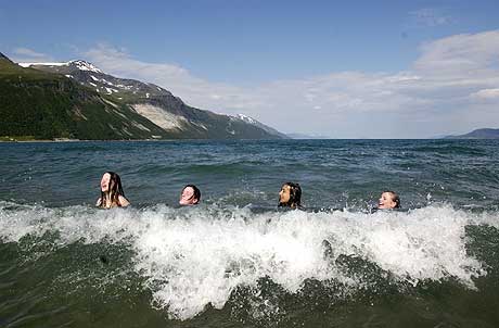 Bedre selvbilde: Disse Troms�-jentene sier at de ikke tenker s� mye p� vekta. Men janteloven gjelder ogs� i nord. Anette Pedersen (15), Linda Henriksen (15), Cathrin Dalen (15) og Lisa Marie Lakselv (15) bader i 13 grader.
