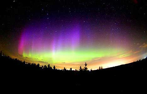 SOMMERNORDLYS I CANADA: Dette nordlyset viste seg i Qu�bec, Canada 16. juli i �r. Foto: Philippe Moussette