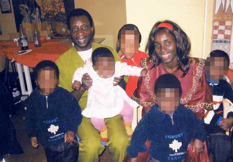F�rste jula:  I nytt land. Feza og Ngombo s� fram til � starte et nytt liv med barna i Norge. Foto: Privat