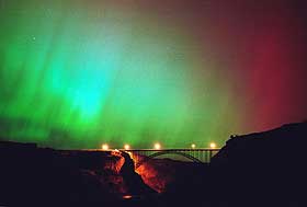 FARGESKUE:I helga kunne man observere nordlys så langt sør som Mexico. Dette bildet er fra Perrine Bridge i Twin Falls, Idaho, i USA tidlig lørdag morgen. Nordlyset blir mer fargesprakende jo lenger sør det synes. Foto: SCANPIX/AP