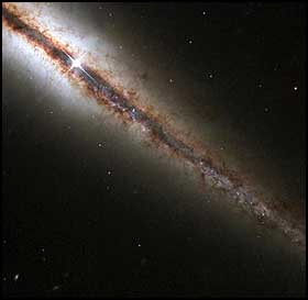 55 MILLIONER LYS�R UNNA: NGC 4012 er en spiralformet galakse, akkurat som Melkeveien. Den ligger rundt 55 millioner lys�r fra jorda. Selv p� den avstanden, er galaksen for stor til at Hubble klarer � ta bilde av den. P� dette bildet vises bare litt over halvparten av galaksen. 