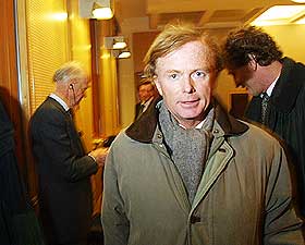 FORNØYD: En tilfreds Petter Olsen fikk i går medhold på alle punkter da dommen falt i rettssaken om morens Munch-malerier i milliardklassen. T.v. storebror Fred. Bildet er fra retssaken i mars i år.