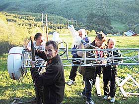 UFO-JEGER: Student Jens Christian Skibakk (til venstre) og Erling Strand monterer den nye UFO-radaren i Hessdalen.