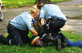 TATT: En m�rkhudet familiefar ble p�grepet av politiet foran �ynene p� familien fordi han ikke fjernet seg da politiet fant  hasj i n�rheten av ham i Sofienbergparken. Afrikanere Dagbladet har v�rt i kontakt med sier de snart ikke har annen r�d enn � arrangere raseoppt�yer. - Det er den eneste m�ten vi blir h�rt p�, sier han.