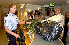 POLITISTAJON BLE HAMPHUS: Cannabisbonde Kim Gebecke overleverte selv sin harml�se, men ulovlige hampavling til T�nsberg-politiet i g�r. Deretter anmeldte hampb�ndene seg selv, for � framprovosere en endring i narkolovgivningen. Hampb�ndene fikk i g�rsdagens Dagbladet st�tte for sitt syn fra landbruksminister Brjarne H�kon Hanssen.