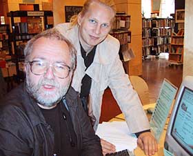 SATSER P� DATA: - Internett er framtida, men bare RV vil bevilge nok penger til � gi datatilgang til alle, sier datajournalist Trond �grim (venstre) og RV-leder Aslak Sira Myhre.