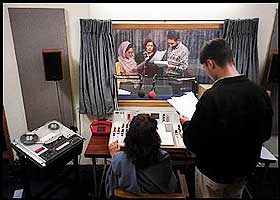 BBC MED S�PEOPERA BBC produserer radioprogrammer for det afghanske publikummet. Og det er ikke bare nyheter som g�r over eteren. Radios�pa �New Home, New Life� er et av de f� underholdningstilbudene i landet, og g�r sv�rt bra.