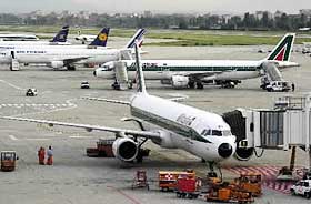 FLYPLASSEN: Ulykken skjedde p� Linate flyplass i Milano. Dette bildet ble tatt forrige m�ned.