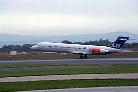 ULYKKESFLYET: Det var et SAS-fly av typen MD 87 som ble avsk�ret under take-off av et sm�fly. Det var 104 passasjerer og seks besetningsmedlemmer om bord.