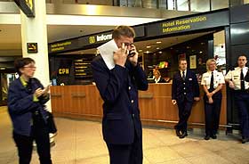 F�R NYHETEN: SAS-personalet arbeider p� spreng p� Kastrup i Danmark med � f� oversikt over ulykken i Milano. De ansatte forbereder seg p� � ta i mot p�r�rende som lurer om sine kj�re er skadd, omkommet eller om de har overlevd.