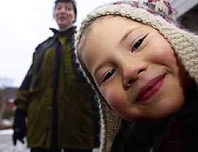 NYE INNBYGGERE: Isabel Monica er ett av mange norsk-russiske barn i Kirkenes. Mamma Galina giftet seg med en nordmann og flyttet til Kirkenes for seks �r siden. Etter murens fall i 1991 har russerne str�mmet til Kirkenes som opplever befolkningsvekst og ny giv i lokalmilj�et etter nedleggelsen av hj�rnesteinsbedriften Sydvaranger.