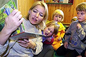 TO SPR�K: I barnehagen g�r det p� to spr�k: Styrer Ellen Kj�nstad leser eventyr for barna p� norsk. Hennes assistent Marina Aleksejeva tar seg av oppl�ringen i russisk spr�k. 