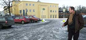 - BARE KJØRTE: - Etter å ha plassert en parkeringslapp under vindusviskeren på den påkjørte Volvoen, satte Jens Stoltenberg seg i bilen og kjørte bort. Jeg fikk sjokk da jeg oppdaget at han verken hadde lagt igjen navn, telefonnummer eller opplysninger om hva som hadde skjedd, sier Roar Berg Nielsen