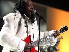 
TREKKPLASTER:  Wyclef Jean i aksjon p� scenen under fredspriskonserten i Oslo Spektrum.

