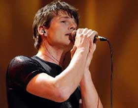 
A-HA: b Morten Harket i a-ha p� scenen.
