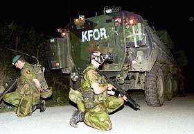 FARLIG LEK: I deler av ingeni�rmilj�et i Forsvaret skal det ses p� som en manndomspr�ve � spise sprengstoff. Personene p� bildet har ingen ting med den aktuelle saken � gj�re.
