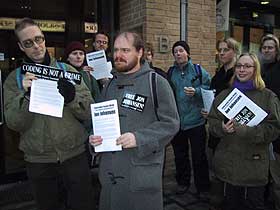 DEMONSTRERTE: Rundt 20 demonstranter sto utenfor �kokrims lokaler og demonstrerte mot tiltalen mot DVD-Jon.