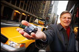 TAR EN THINK: Michael Fackler jobber p� Manhattan, men bor i White Plains. N� selger han den bensindrevne bilen og g�r over til Think.