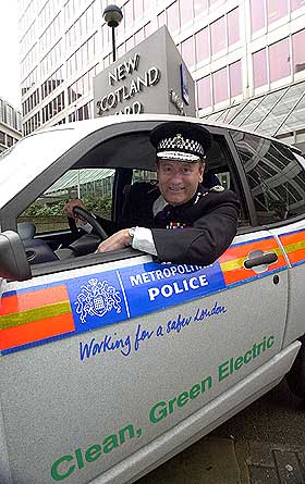 FORN�YD: Sir John Stevens i London-politiet er meget forn�yd med den nye toseteren 