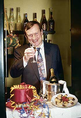 IKKE S� MYE � SMILE AV N�: Borgermester Peter Brixtofte har mye � slite med om dagen. Han m�ter stadig nye medieoppslag om blant annet dyre restaurantbes�k p� kommunens regning og ulovlige l�n. I dag ble Farum kommune satt under administrasjon.