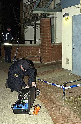 �STEDET: Politiet er her utenfor leiligheten til den gravide kvinnen som ble knivstukket i magen av ekskj�resten.