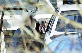BES�K I BILEN: I alt sju elever stakk innom narkolangerens bil i g�r.