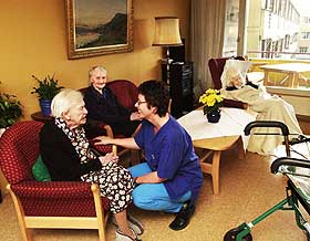 FORN�YD: Martine Heikvam (100) og Gunhild Bie (86) synes de har det godt p� Cathinka Guldberg-senteret. I midten sykepleier Synn�ve Drege.