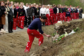 BLOMSTER: Russ fra Elverum legger ned blomster p� stedet der fire mistet livet og tre ble hardt skadet etter en utforkj�ring p� Riksvei 20 i Hedmark fredag. Personene som satt i bilen var p� veg hjem fra en russefest p� Elverum. Foto: Cornelius Poppe / SCANPIX 